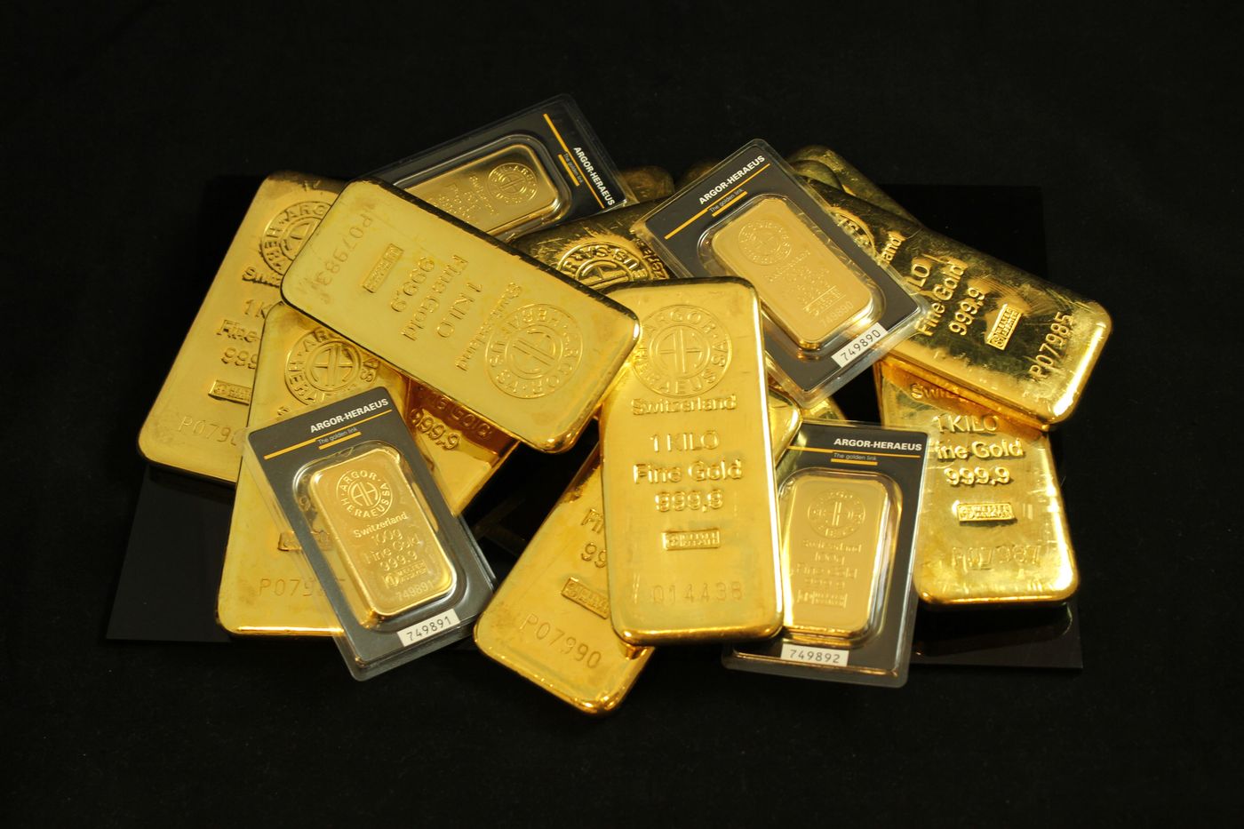 黑色背景上的投资金条与黄金制品